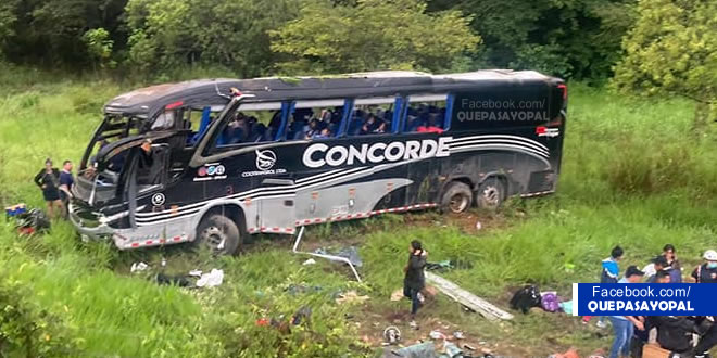 Accidente fatal 2 muertos y 32 heridos dejó volcamiento de bus en ruta